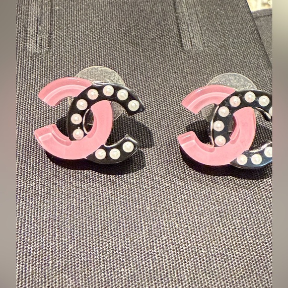 Authentic two tone color Chanel resin earrings. - Picture 5 of 13